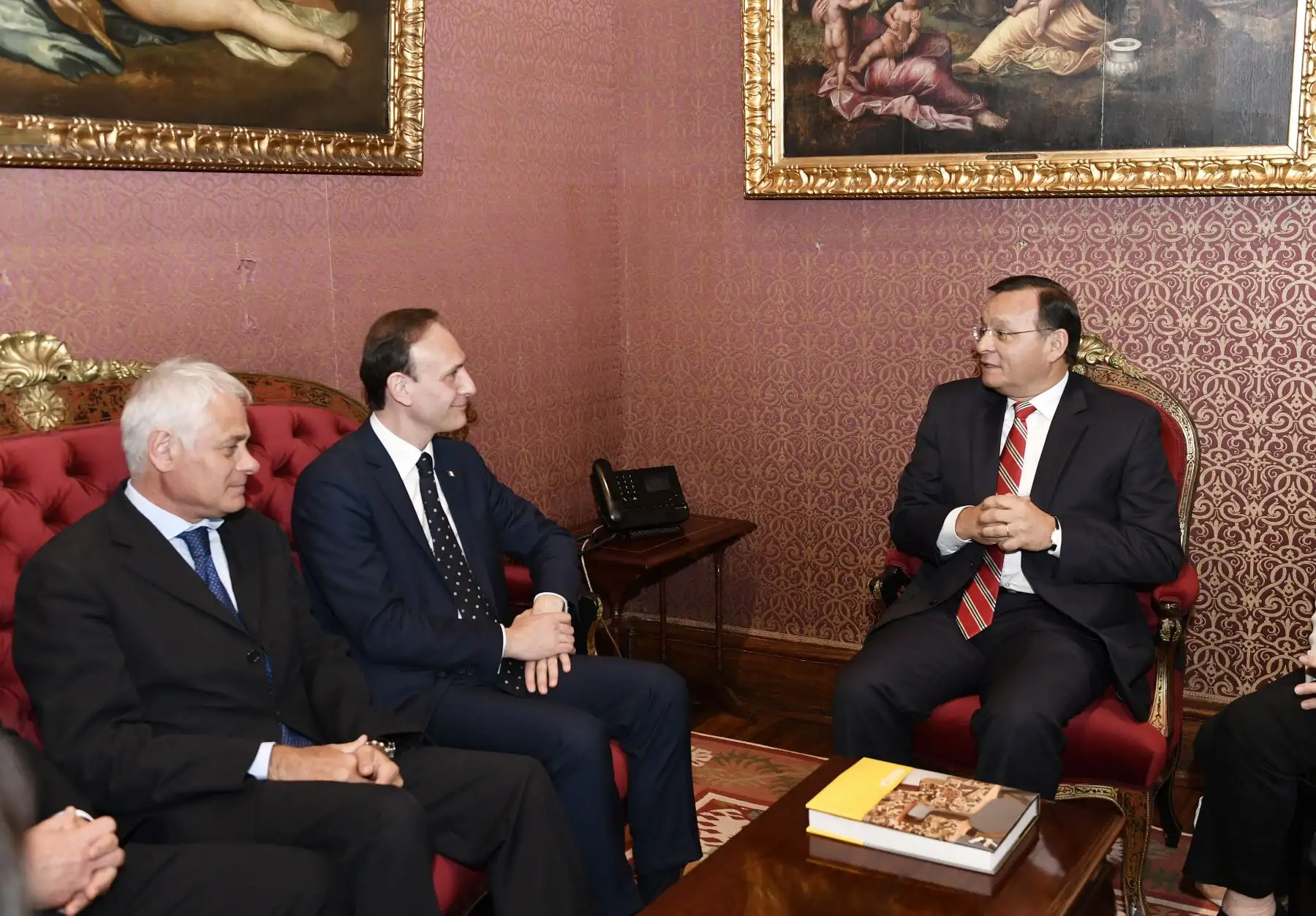 El canciller Néstor Popolizio y el vicecanciller Hugo de Zela se reunieron en el Palacio de Torre Tagle con el viceministro de Relaciones Exteriores de Italia, Guglielmo Picchi, a fin de impulsar la relación bilateral.
Foto: ANDINA/Cancillería del Perú