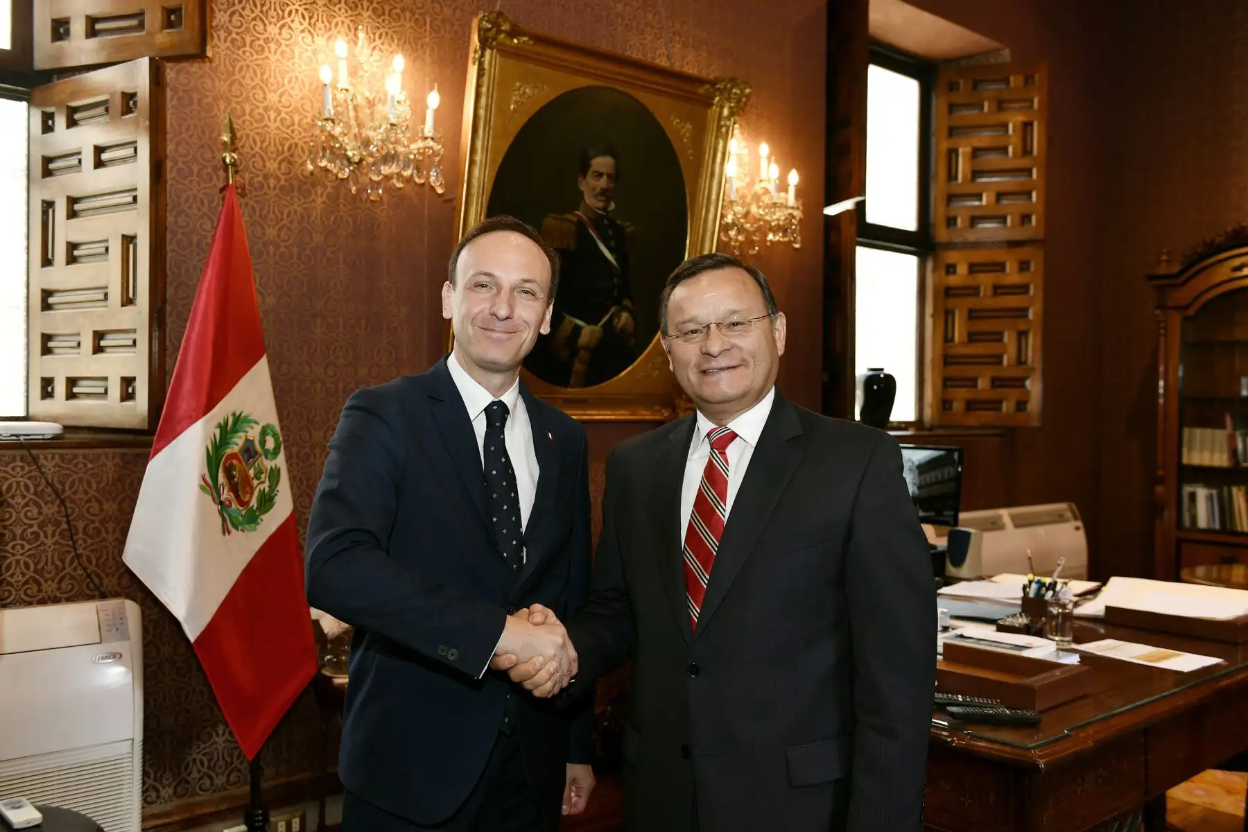 El canciller Néstor Popolizio y el vicecanciller Hugo de Zela se reunieron en el Palacio de Torre Tagle con el viceministro de Relaciones Exteriores de Italia, Guglielmo Picchi, a fin de impulsar la relación bilateral.
Foto: ANDINA/Cancillería del Perú