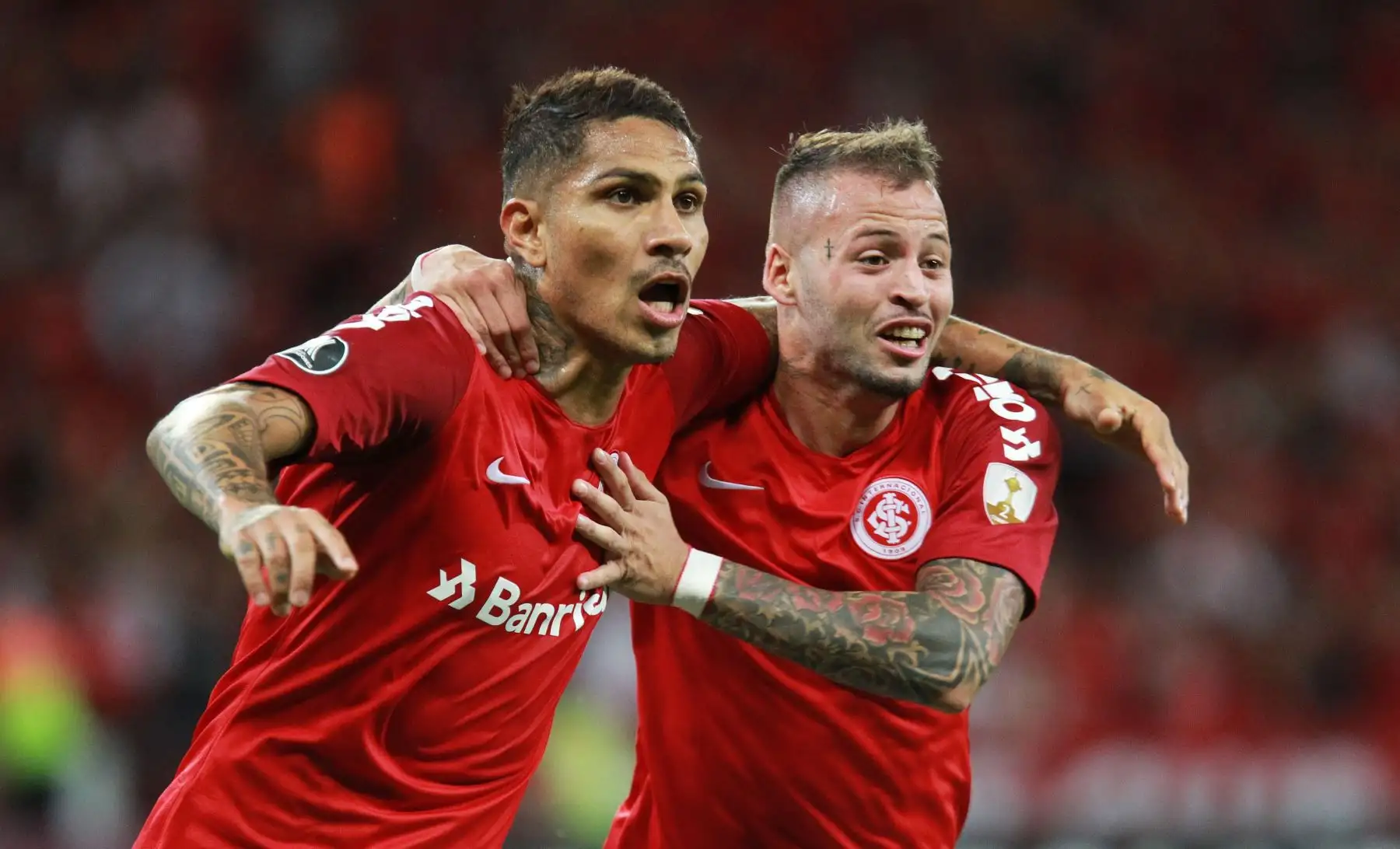 Paolo Guerrero  de Internacional celebra un gol con Nico López en un partido por la Copa Libertadores entre Internacional y Palestino.Foto:EFE