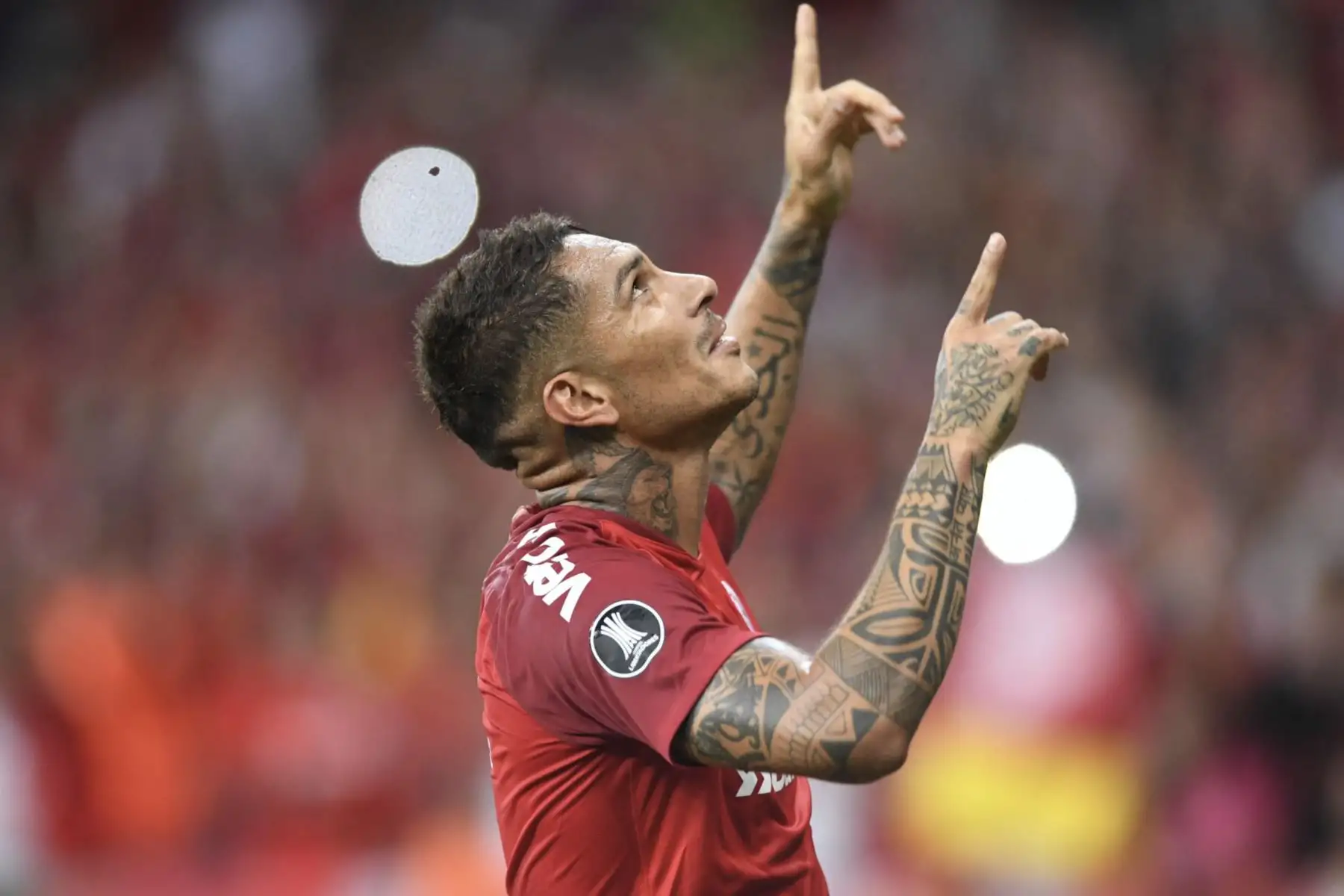 Paolo Guerrero  de Internacional celebra un gol con Nico López en un partido por la Copa Libertadores entre Internacional y Palestino.Foto:EFE
