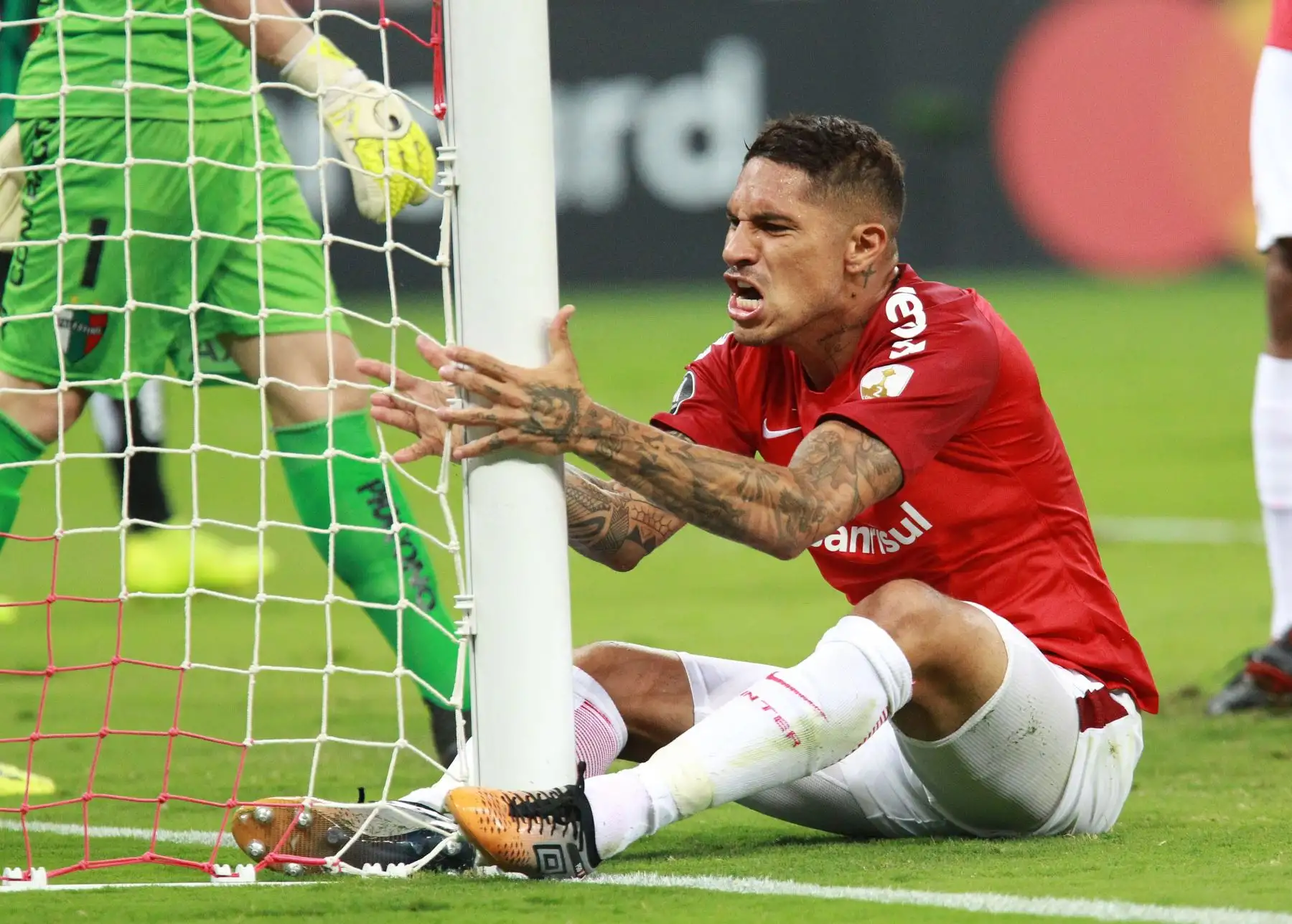 Paolo Guerrero de Internacional se lamenta luego de una jugada este martes durante un partido frente al  Palestino de Chile.Foto:EFE