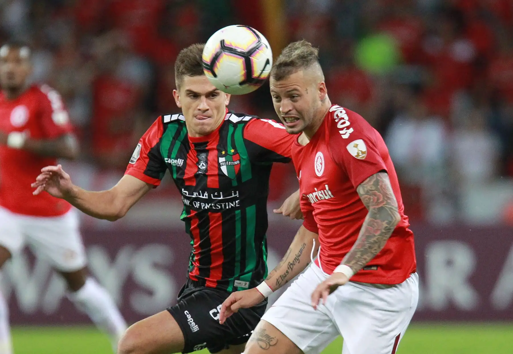 Nico López (d) de Internacional disputa un balón con Soto de Palestino en un partido del grupo A de la Copa Libertadores.Foto:EFE