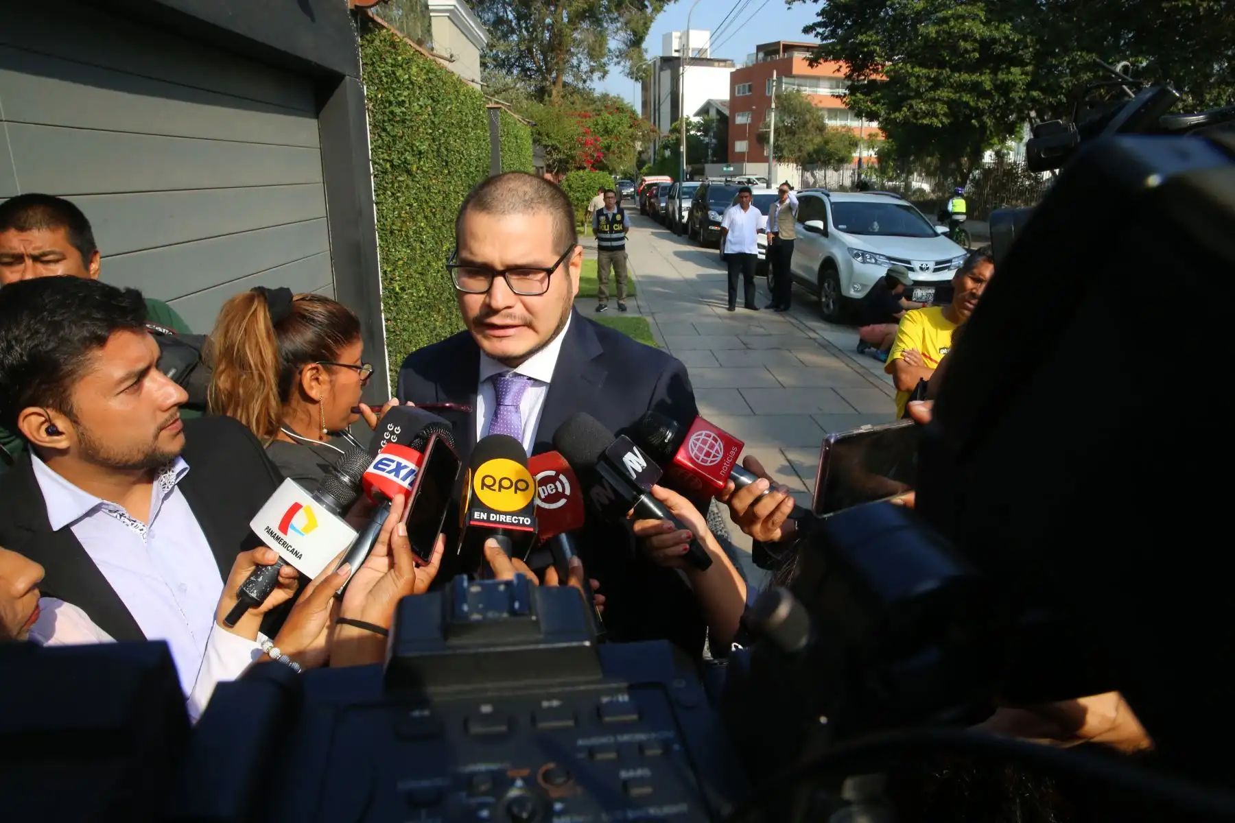 Nelson Miranda, abogado de PPK llega al domicilio del ex presidente tras recibir la noticia de su detención preliminar.
Foto: ANDINA/Vidal Tarqui