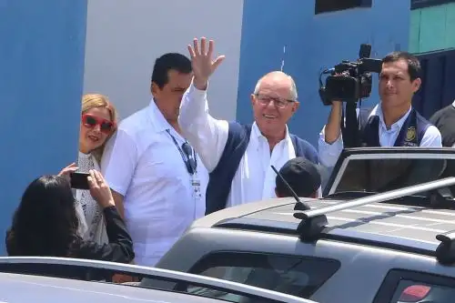 El ex presidente Pedro Pablo Kuczynski sale del Instituto de Medicina Legal y Ciencias Forenses del Ministerio Público tras orden de detención preliminar. Foto: ANDINA/Vidal Tarqui