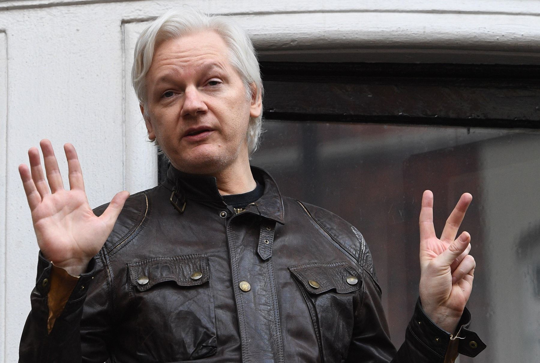 Foto de archivo de Julian Assange mientras atiende a la prensa desde un balcón de la Embajada de Ecuador en Londres (Reino Unido) el 19 de mayo de 2017. Foto: AFP