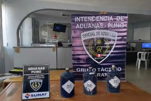 Un camión, procedente de la frontera con Bolivia, que transportaba un cargamento de mercurio de contrabando, cuyo valor comercial supera los 300 mil soles, fue intervenido por la Intendencia de Aduana de Puno de la Superintendencia Nacional de Aduanas y de Administración Tributaria (Sunat).