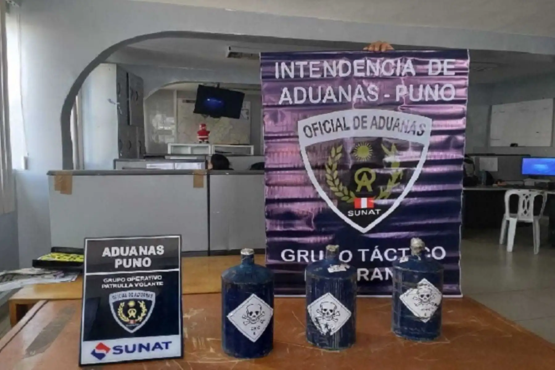 Un camión, procedente de la frontera con Bolivia, que transportaba un cargamento de mercurio de contrabando, cuyo valor comercial supera los 300 mil soles, fue intervenido por la Intendencia de Aduana de Puno de la Superintendencia Nacional de Aduanas y de Administración Tributaria (Sunat).