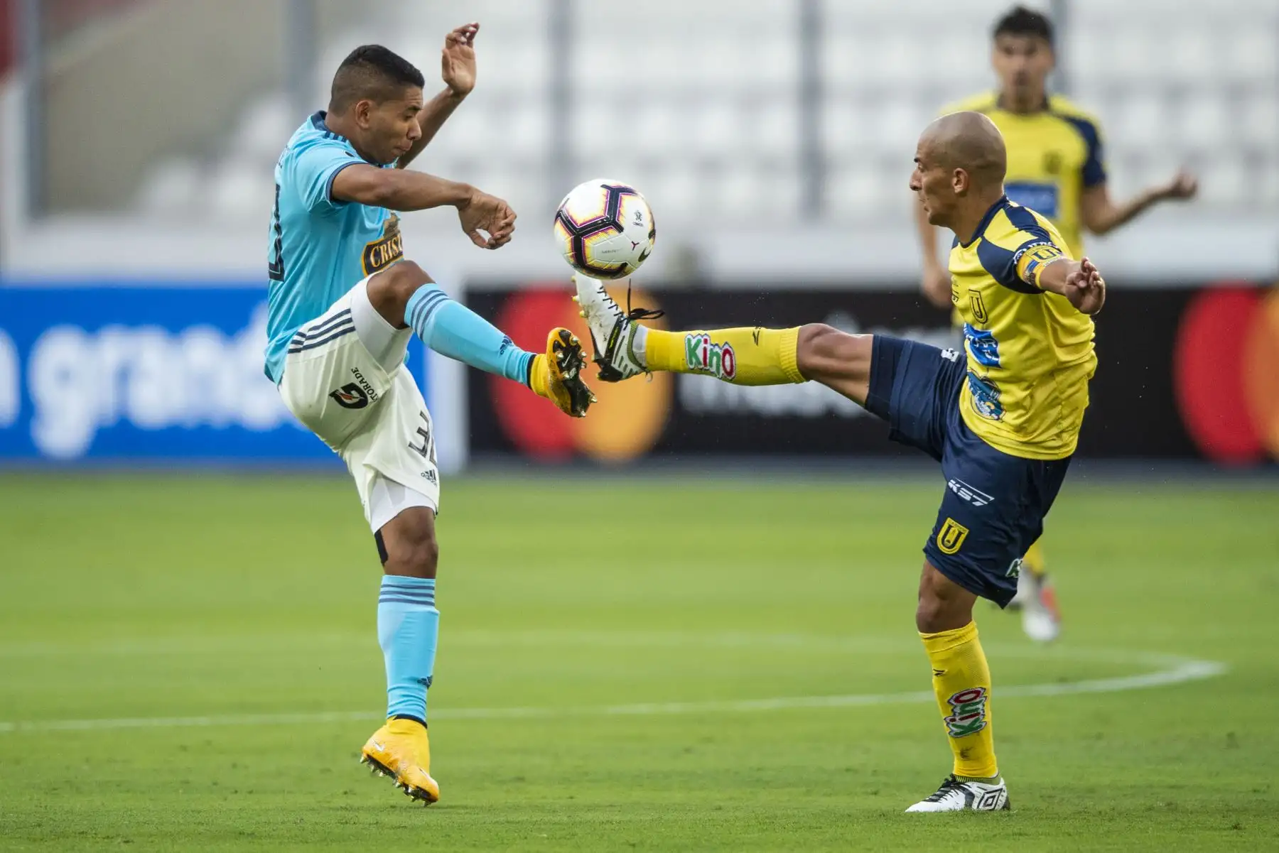 Alejandro Camargo, jugador de la Universidad de Concepción de Chile, compite por el balón con Cristian Palacios de Sporting Cristal de Perú, durante su partido de fútbol de la Copa Libertadores 2019 Foto: AFP