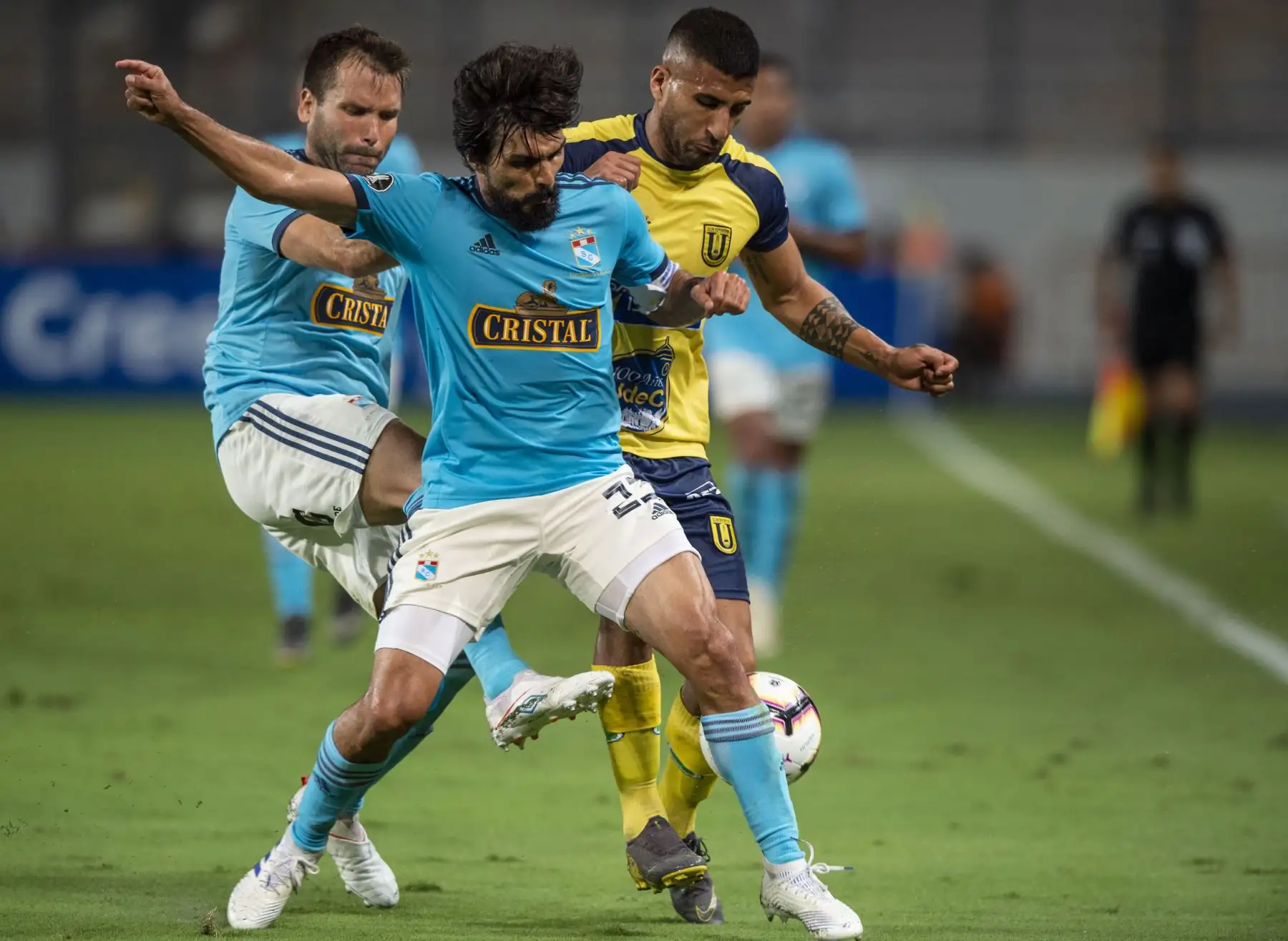 El jugador de la Universidad de Concepción, Chile, Josepmir Ballon (R) compite por el balón con Jorge Cazulo  del Sporting Cristal  durante su partido de fútbol de la Copa Libertadores en el estadio Nacional. AFP