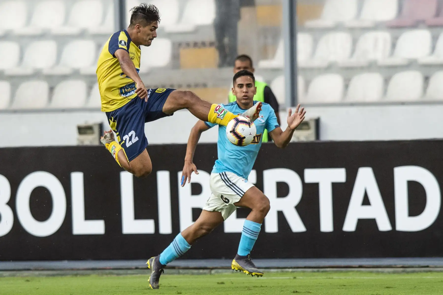 El jugador chileno de la Universidad de Concepción, Nicolás Orellana (L) compite por el balón con Sporting Cristal Gianfranco Chávez, durante su partido de fútbol de la Copa Libertadores 2019. AFP