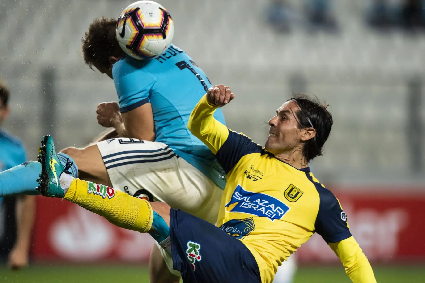 El jugador chileno de la Universidad de Concepción, Hugo Droguett (R) compite por el balón con Renzo Revoredo (L) del Sporting Cristal de Perú durante su partido de fútbol de la Copa Libertadores en el estadio Nacional de Lima. AFP