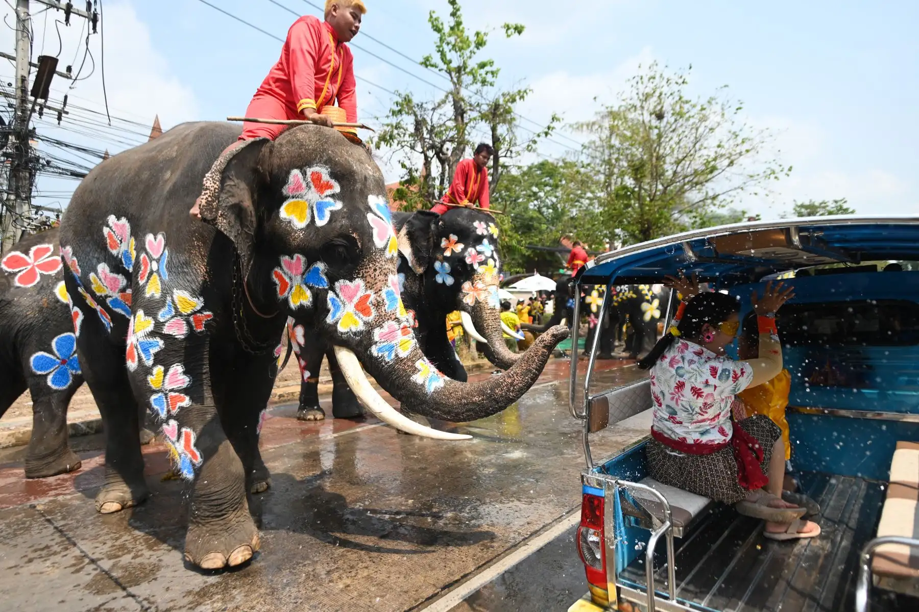 Elefantes y público se salpican agua unos a otros durante una ceremonia para celebrar el Año Nuevo Budista en Thailandia. Foto: AFP