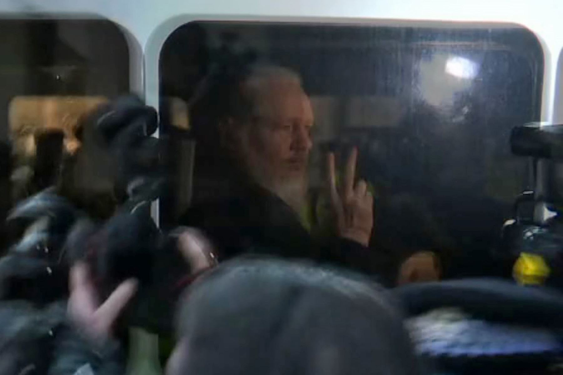 Julian Assange detenido tras revocarse su asilo por parte de autoridades ecuatorianos. Foto: AFP.