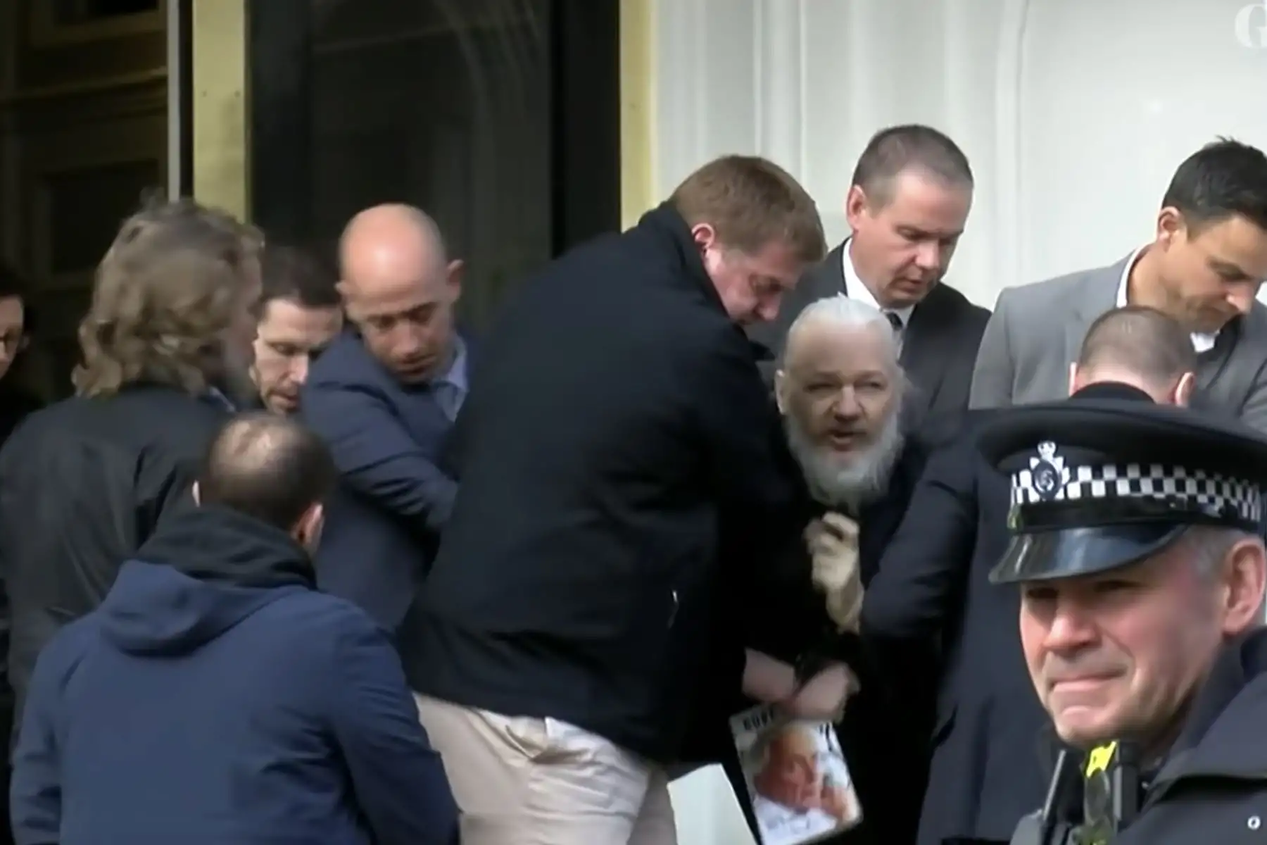 Tras casi 7 años de recibir asilo político en la embajada de Ecuador, Julian Assange es arrestado. Foto: Captura TV