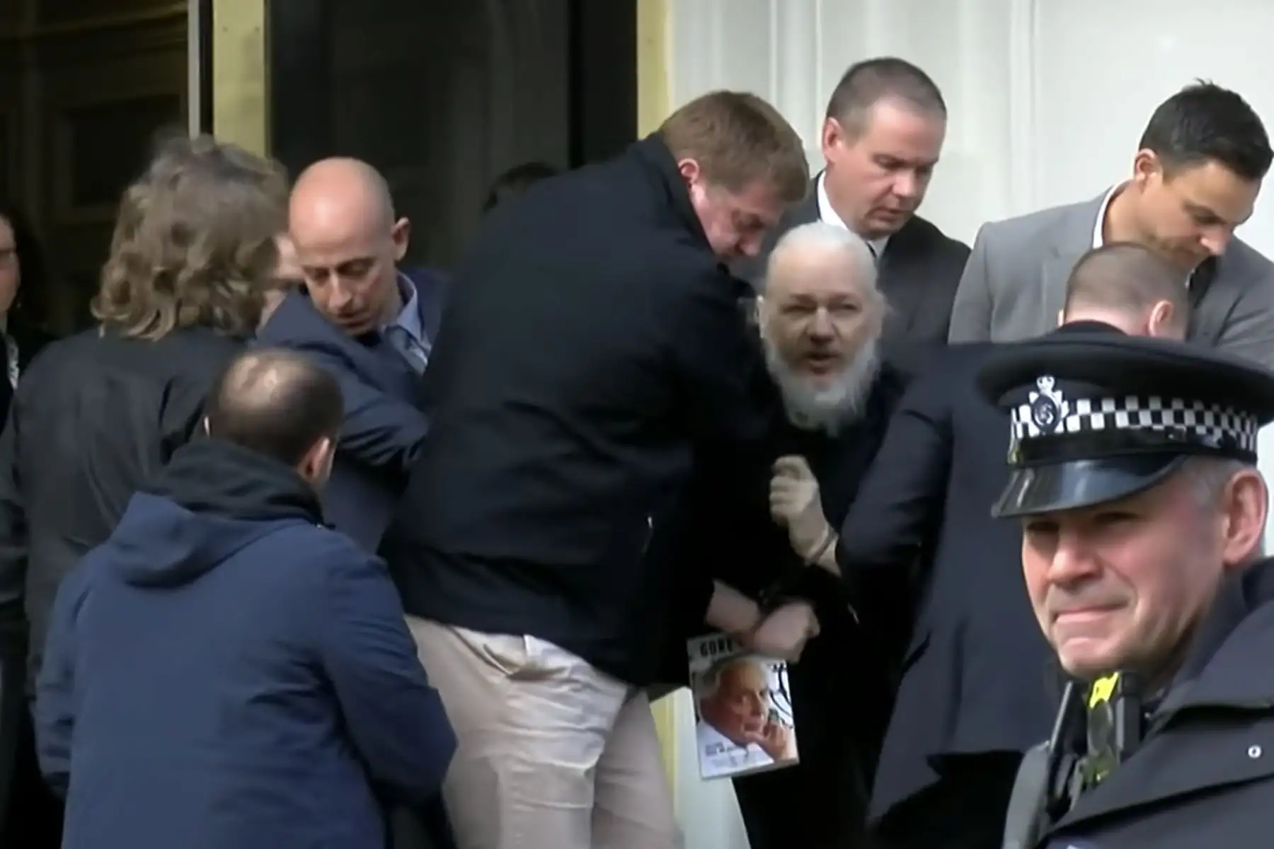 Tras casi 7 años de recibir asilo político en la embajada de Ecuador, Julian Assange es arrestado. Foto: Captura TV