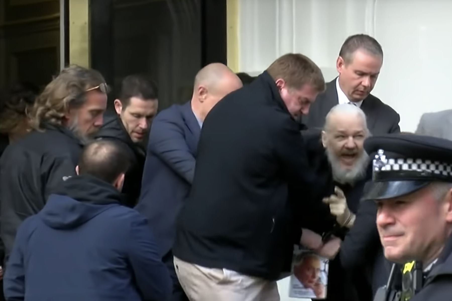 Julian Assange detenido tras revocarse su asilo por parte de autoridades ecuatorianos.Captura TV