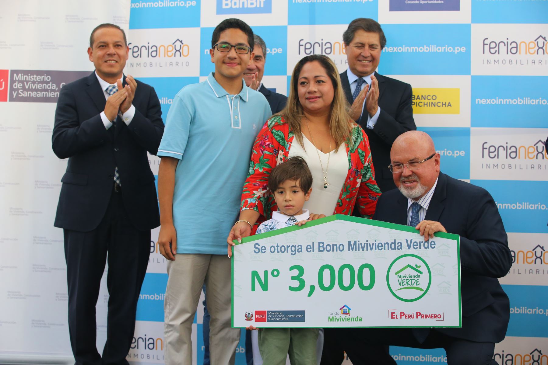 Ministro Carlos Bruce con beneficiarios del Bono Verde. ANDINA/Vidal Tarqui