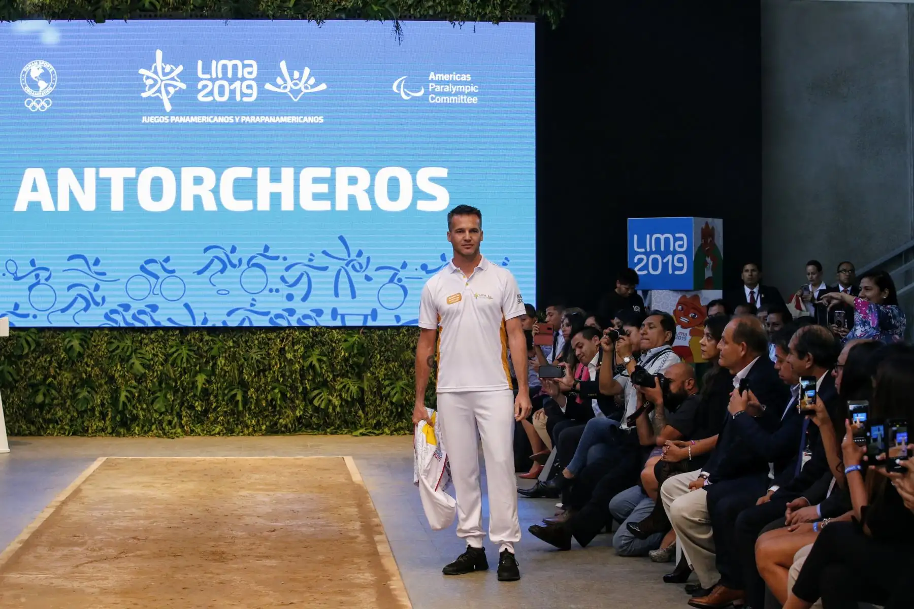 Panamericanos Lima 2019. Lima 2019 presentó los uniformes oficiales de los juegos en la pasarela de Perú Moda y contó con la presencia del Ministro de Comercio Exterior y Turismo Edgar Vásquez, Carlos Neuhaus, Jefe Comite Organizador Lima 2019 y el  Presidente de Panam Sports, Neven Ilic. Foto: ANDINA/Nathalie Sayago