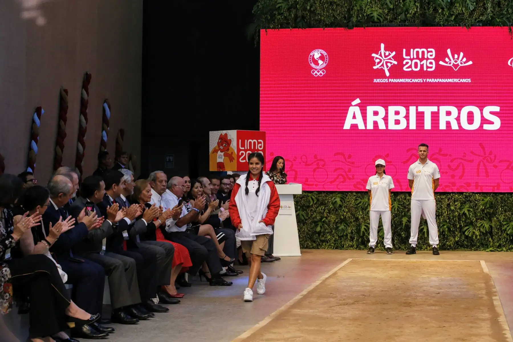 Panamericanos Lima 2019. Lima 2019 presentó los uniformes oficiales de los juegos en la pasarela de Perú Moda y contó con la presencia del Ministro de Comercio Exterior y Turismo Edgar Vásquez, Carlos Neuhaus, Jefe Comite Organizador Lima 2019 y el  Presidente de Panam Sports, Neven Ilic. Foto: ANDINA/Nathalie Sayago