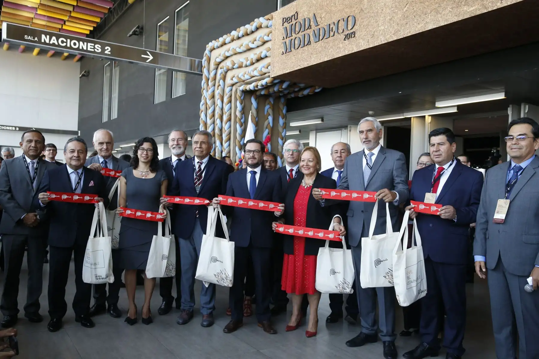 Perú Moda y Perú Moda Deco abren sus puertas al mundo apostando por la moda sostenible, la inauguración contó con la presencia del Ministro de Comercio Exterior y Turismo Edgar Vásquez acompañado de otras personalidades. Foto: ANDINA/Nathalie Sayago
