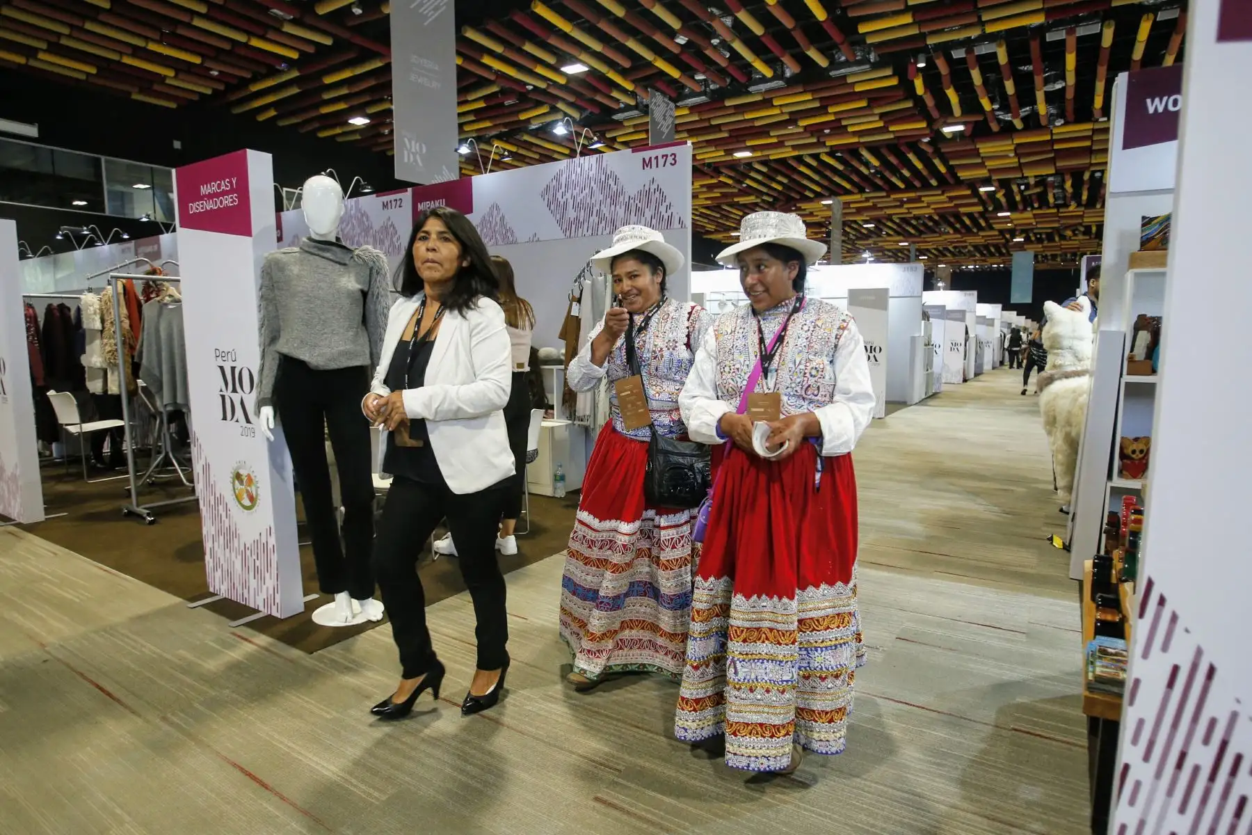 Perú Moda y Perú Moda Deco abren sus puertas al mundo apostando por la moda sostenible, la inauguración contó con la presencia del Ministro de Comercio Exterior y Turismo Edgar Vásquez acompañado de otras personalidades. Foto: ANDINA/Nathalie Sayago