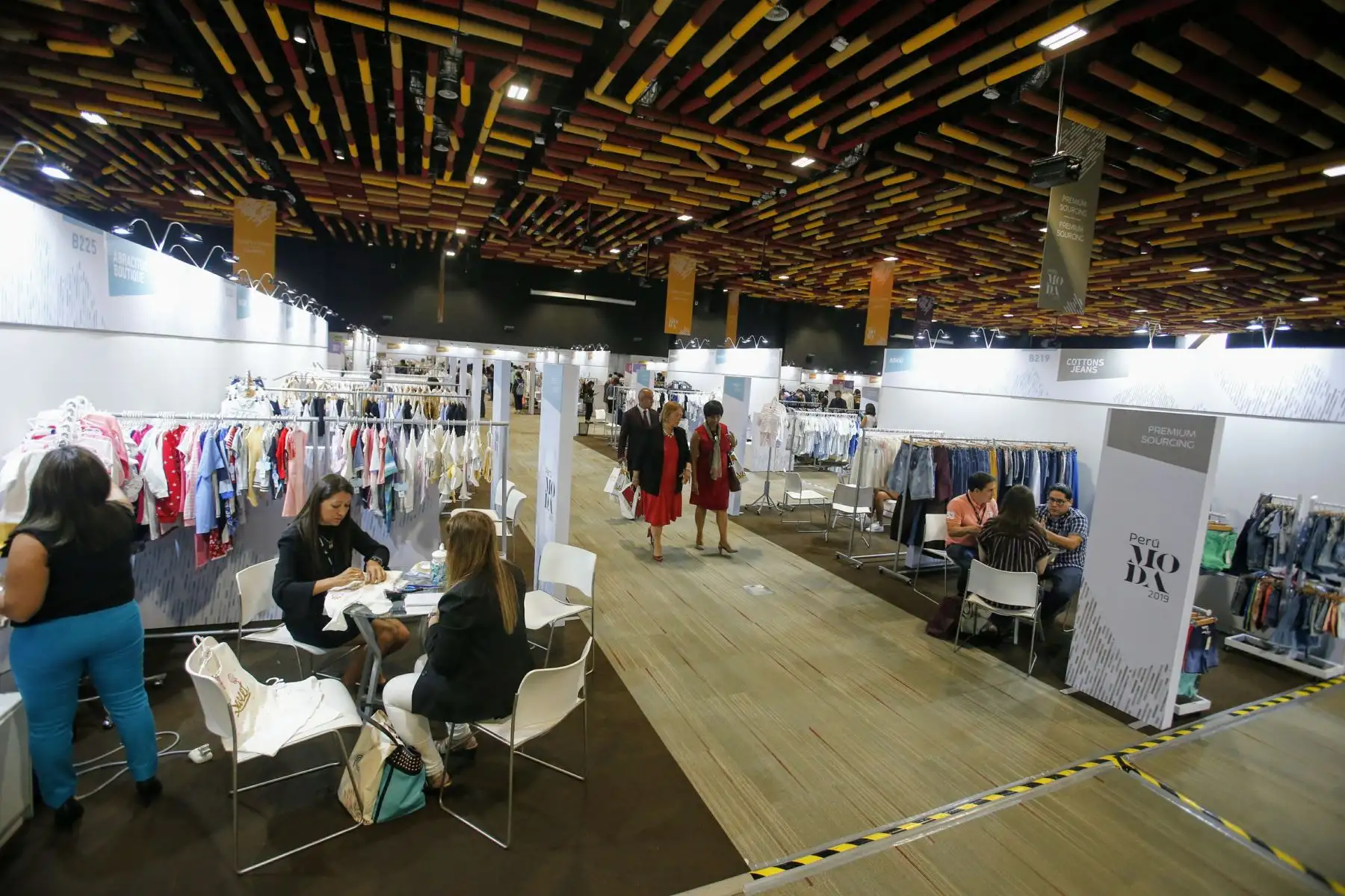 Perú Moda y Perú Moda Deco abren sus puertas al mundo apostando por la moda sostenible, la inauguración contó con la presencia del Ministro de Comercio Exterior y Turismo Edgar Vásquez acompañado de otras personalidades. Foto: ANDINA/Nathalie Sayago