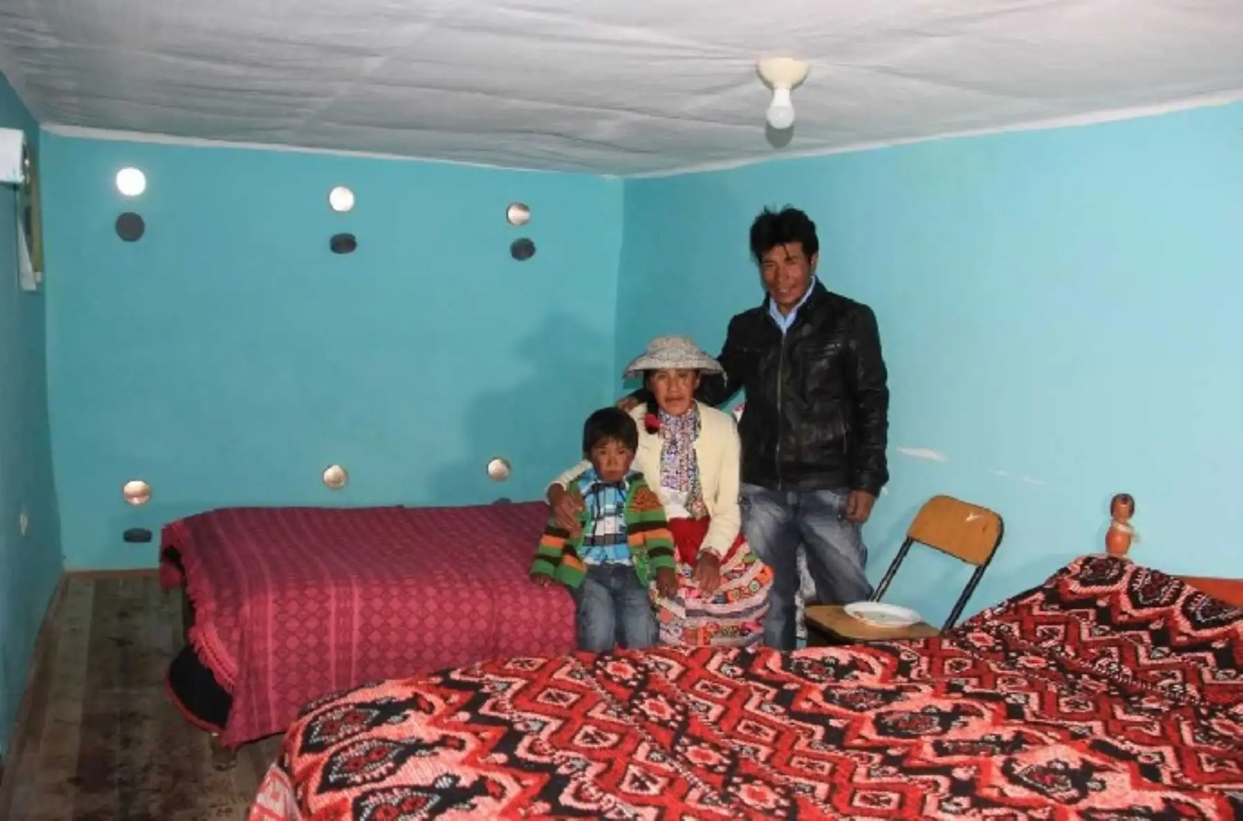 Cada invierno, las familias que viven en las zonas altoandinas de nuestro país soportan temperaturas de hasta 20 grados bajo cero, como en el centro poblado puneño Mazocruz. Esta dura realidad es la que se ha propuesto contrarrestar el Ministerio de Desarrollo e Inclusión Social (Midis) a través de Foncodes y el proyecto Mi Abrigo, con la dotación de más “casitas calientes” a nivel nacional.