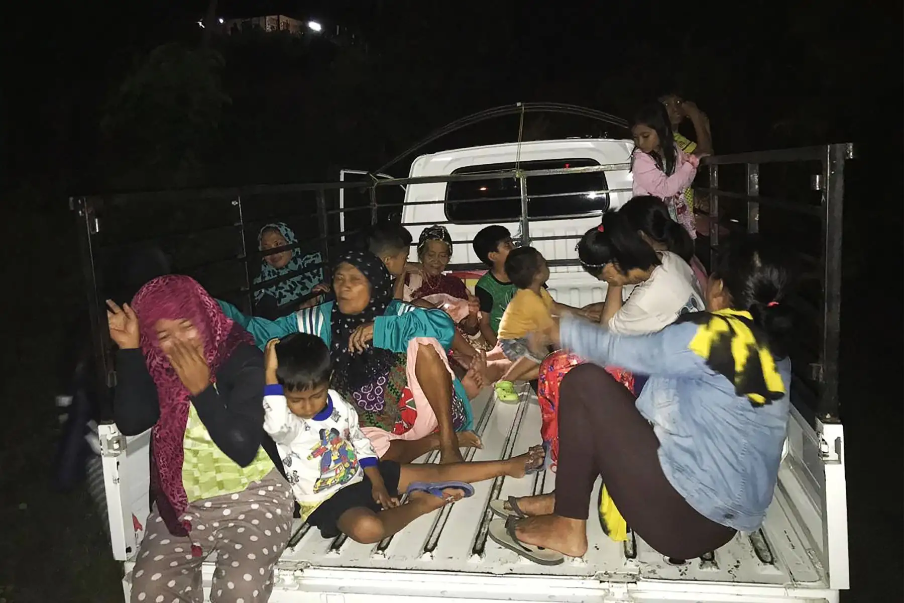 Fotografía tomada con un teléfono muestra a los residentes indonesios que se apresuran por un terreno más alto por temor a un tsunami después de un fuerte terremoto de magnitud 6,8 ​​sacudió Luwuk, en Indonesia. Foto: AFP