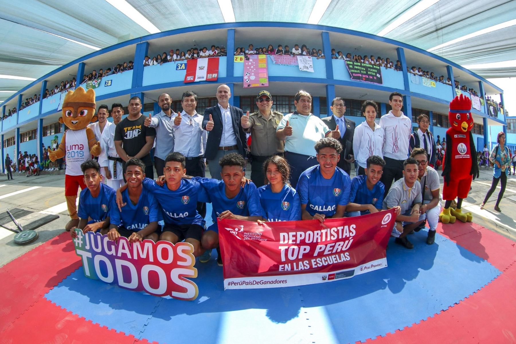 Deportistas de Top Perú acompañados del Sebastián Suito López, presidente del IPD, presentan programa en el Institución educativa José Olaya en el Callao. Foto: ANDINA/Difusión