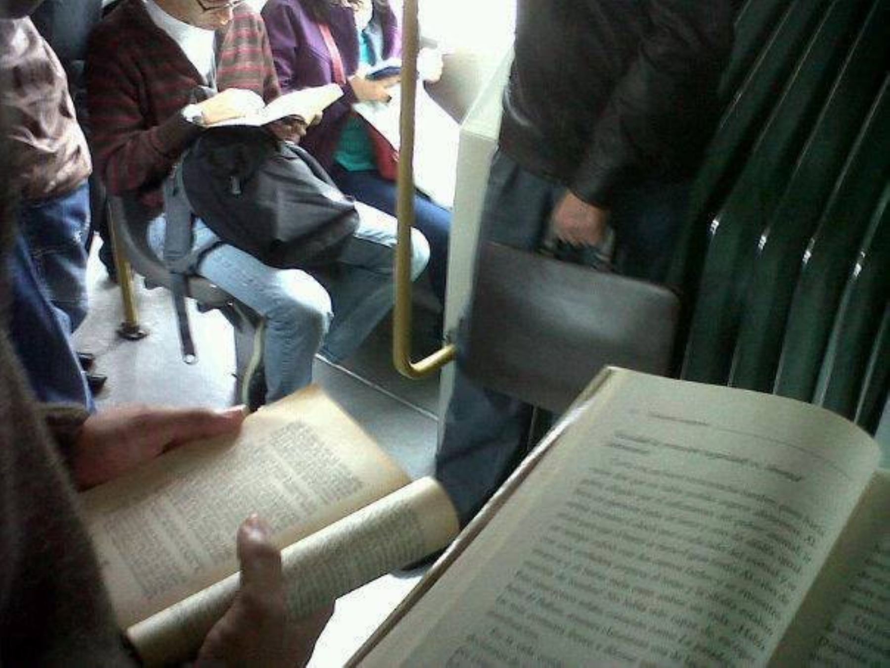Colectivo que promueve la lectura en el transporte público propone a BCR serie numismática a favor de la lectura.