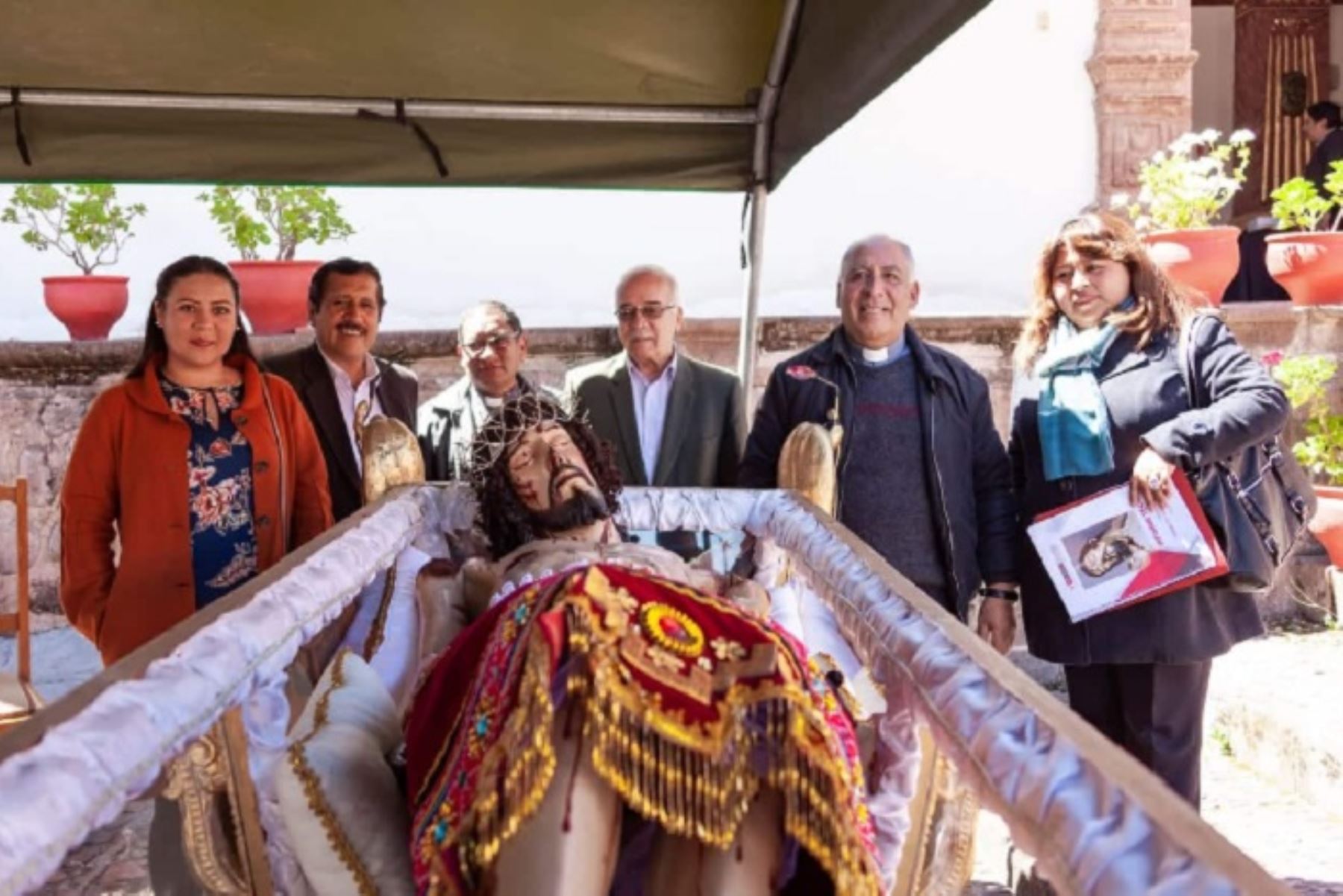 En una emotiva ceremonia, la Dirección Desconcentrada de Cultura (DDC) de Cusco entregó a la feligresía y autoridades eclesiásticas la imagen restaurada del Señor del Santo Sepulcro, perteneciente al Templo de San Pedro de la ciudad imperial.