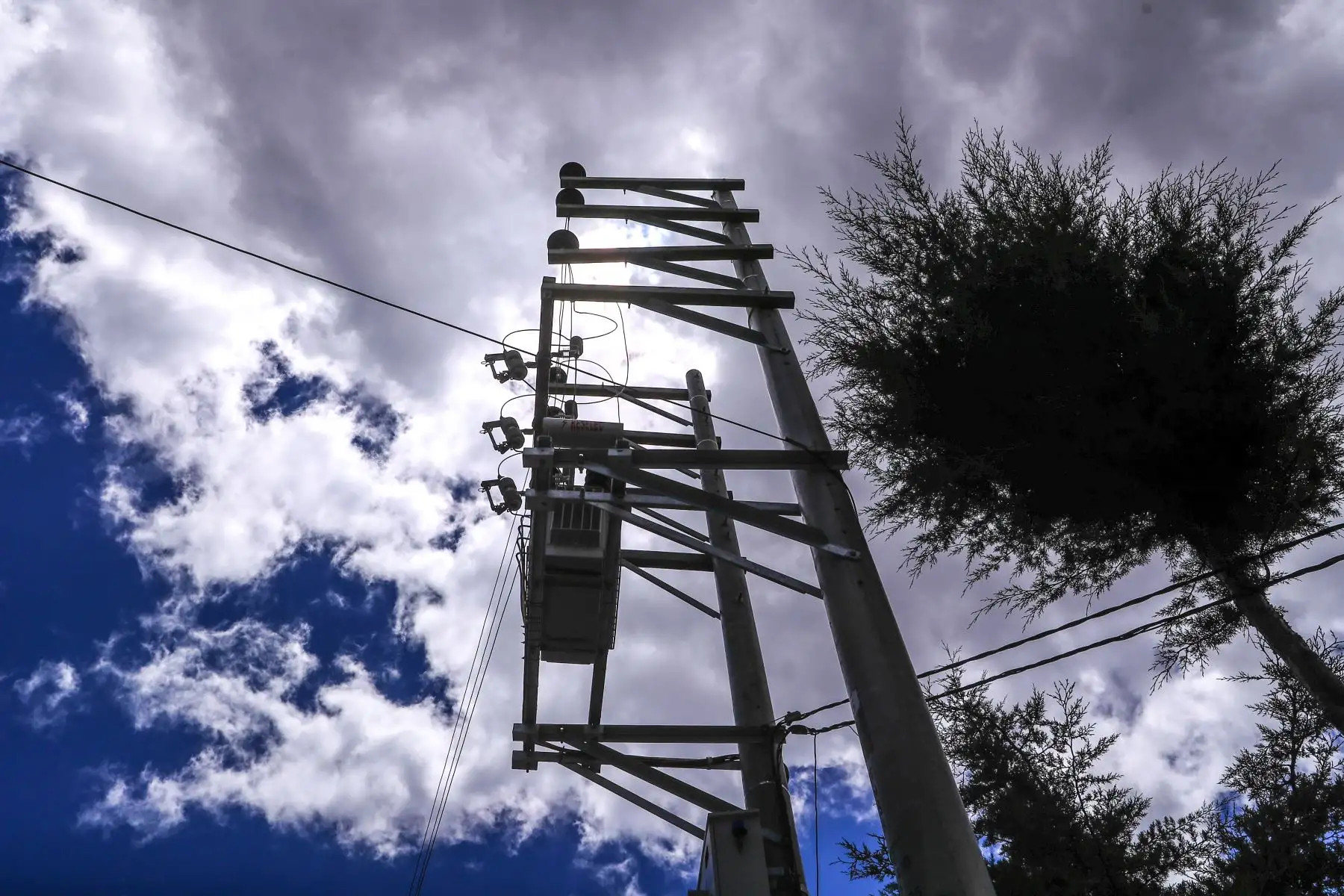 El ministro Francisco Ísmodes dio inicio a las obras de electrificación rural para los 12 centros poblados de la comunidad campesina de Michiquillay, proyecto que permitirá dotar de energía eléctrica continua y confiable a unos 5 mil pobladores.Foto: ANDINA/Minem