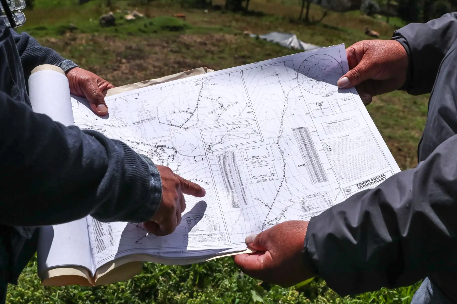 El ministro Francisco Ísmodes dio inicio a las obras de electrificación rural para los 12 centros poblados de la comunidad campesina de Michiquillay, proyecto que permitirá dotar de energía eléctrica continua y confiable a unos 5 mil pobladores.Foto: ANDINA/Minem