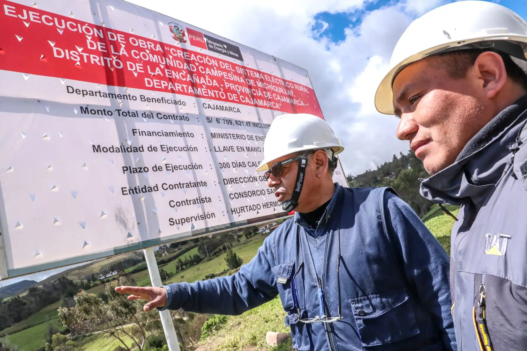 El ministro Francisco Ísmodes dio inicio a las obras de electrificación rural para los 12 centros poblados de la comunidad campesina de Michiquillay, proyecto que permitirá dotar de energía eléctrica continua y confiable a unos 5 mil pobladores.Foto: ANDINA/Minem