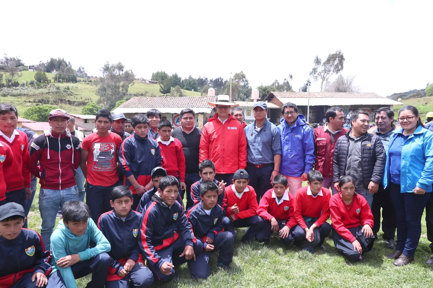 El ministro Francisco Ísmodes dio inicio a las obras de electrificación rural para los 12 centros poblados de la comunidad campesina de Michiquillay, proyecto que permitirá dotar de energía eléctrica continua y confiable a unos 5 mil pobladores.Foto: ANDINA/Minem