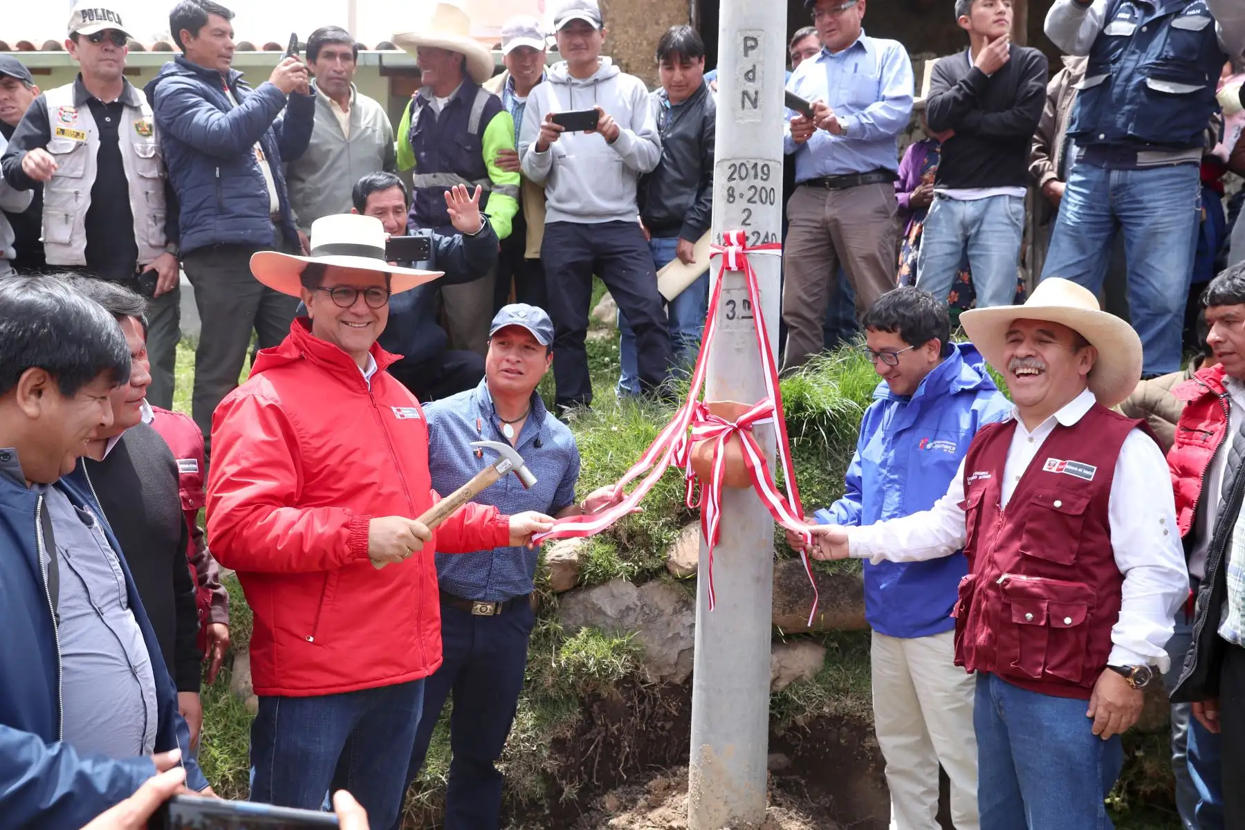 El ministro Francisco Ísmodes dio inicio a las obras de electrificación rural para los 12 centros poblados de la comunidad campesina de Michiquillay, proyecto que permitirá dotar de energía eléctrica continua y confiable a unos 5 mil pobladores.Foto: ANDINA/Minem