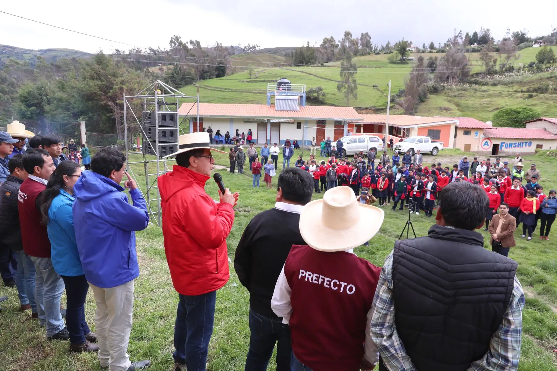 El ministro Francisco Ísmodes dio inicio a las obras de electrificación rural para los 12 centros poblados de la comunidad campesina de Michiquillay, proyecto que permitirá dotar de energía eléctrica continua y confiable a unos 5 mil pobladores.Foto: ANDINA/Minem