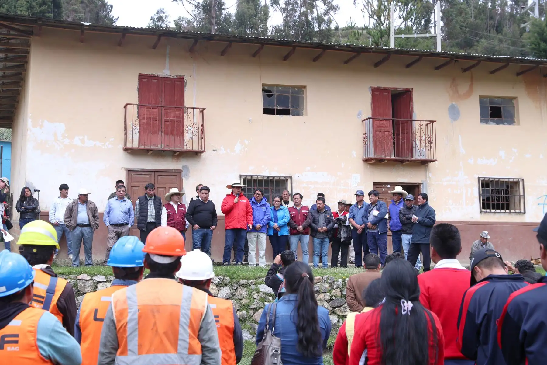 El ministro Francisco Ísmodes dio inicio a las obras de electrificación rural para los 12 centros poblados de la comunidad campesina de Michiquillay, proyecto que permitirá dotar de energía eléctrica continua y confiable a unos 5 mil pobladores.Foto: ANDINA/Minem