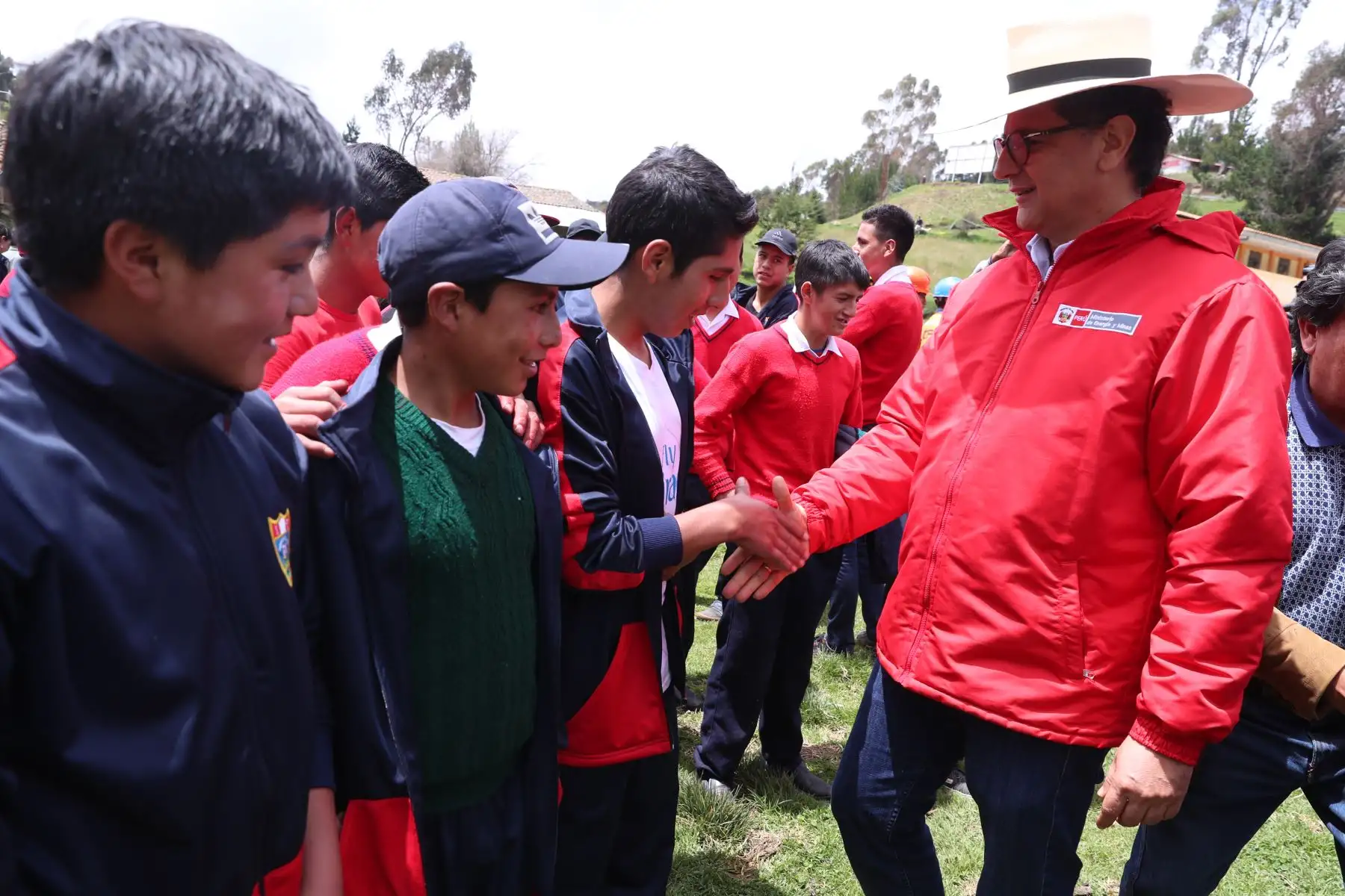 El ministro Francisco Ísmodes dio inicio a las obras de electrificación rural para los 12 centros poblados de la comunidad campesina de Michiquillay, proyecto que permitirá dotar de energía eléctrica continua y confiable a unos 5 mil pobladores.Foto: ANDINA/Minem
