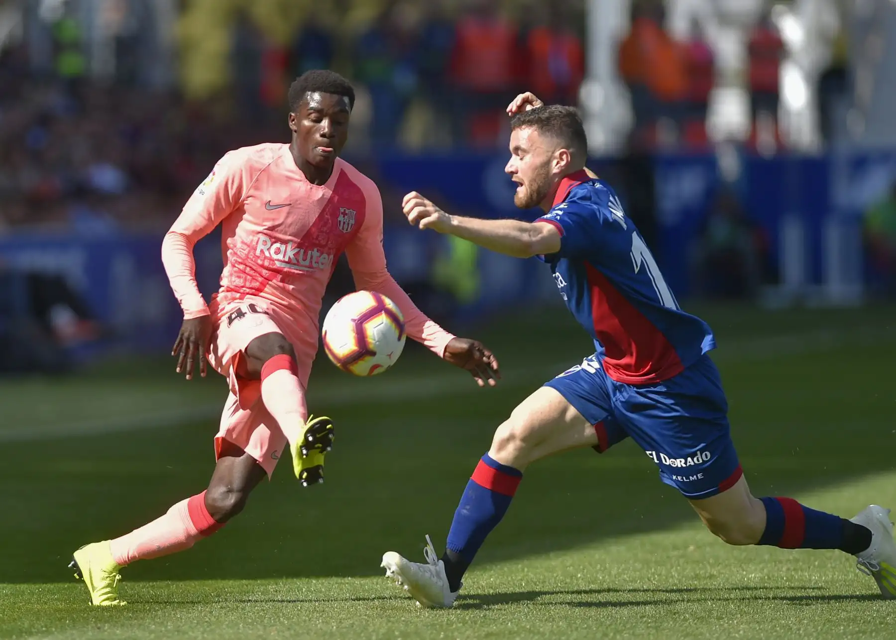 El delantero senegalés de Barcelona Moussa Wague (L) compite con el mediocampista español del SD Huesca, Javi Galan, durante el partido de fútbol de la liga española entre el SD Huesca y el FC Barcelona.Foto:AFP