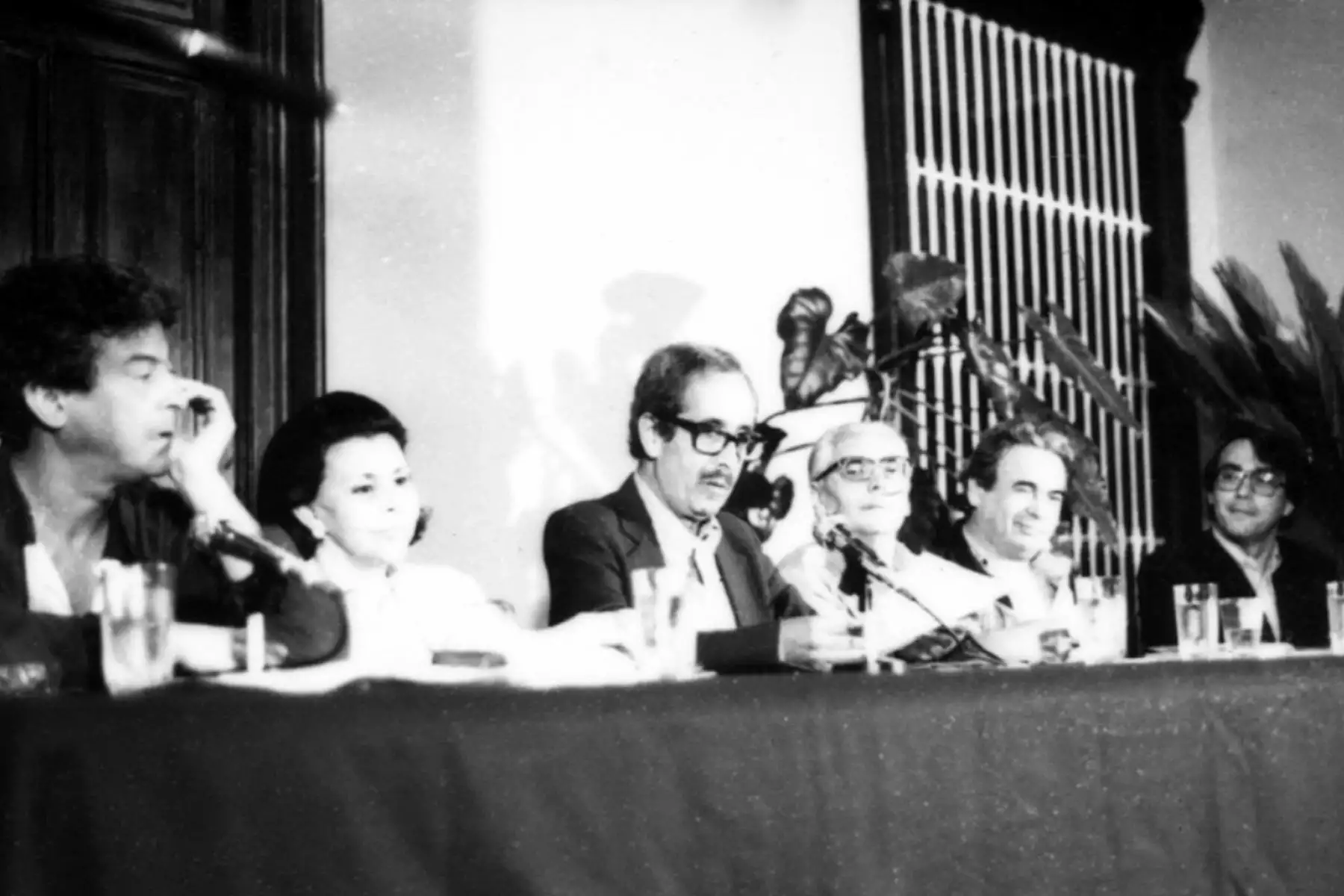 II Bienal de Poesía, Trujillo - Perú, 1987. En la foto  aparecen Blanca Varela, Antonio Cisneros, Jorge Eduardo Eielson, Javier Sologuren, Rodolfo Hinostroza y Abelardo Sánchez León.
Foto: Archivo diario El Peruano