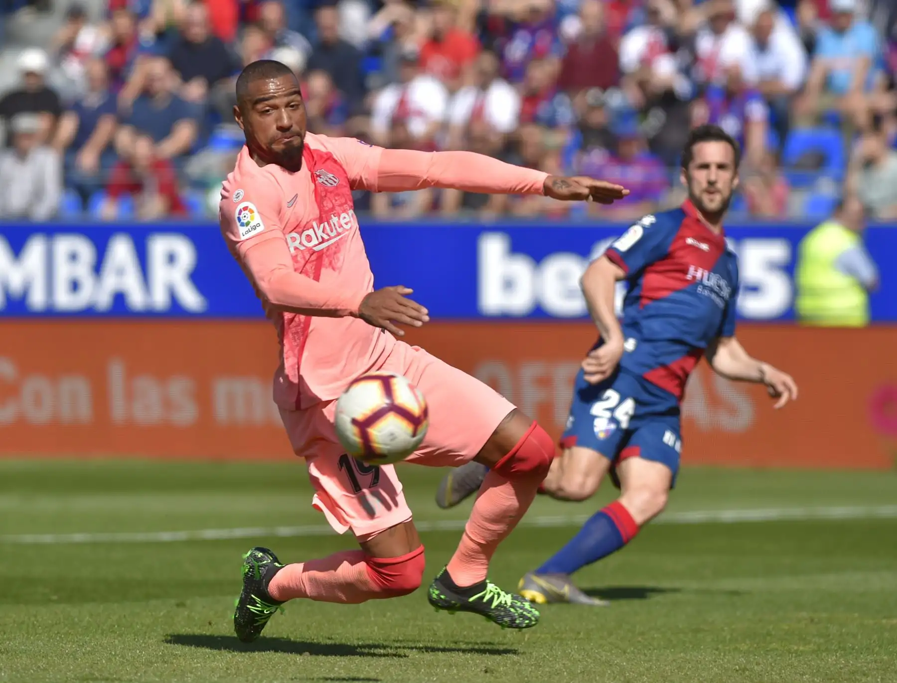 El delantero ghanés Kevin-Prince Boateng de Barcelona mira el balón durante el partido de fútbol de la liga española entre el SD Huesca y el FC Barcelona .Foto: AFP