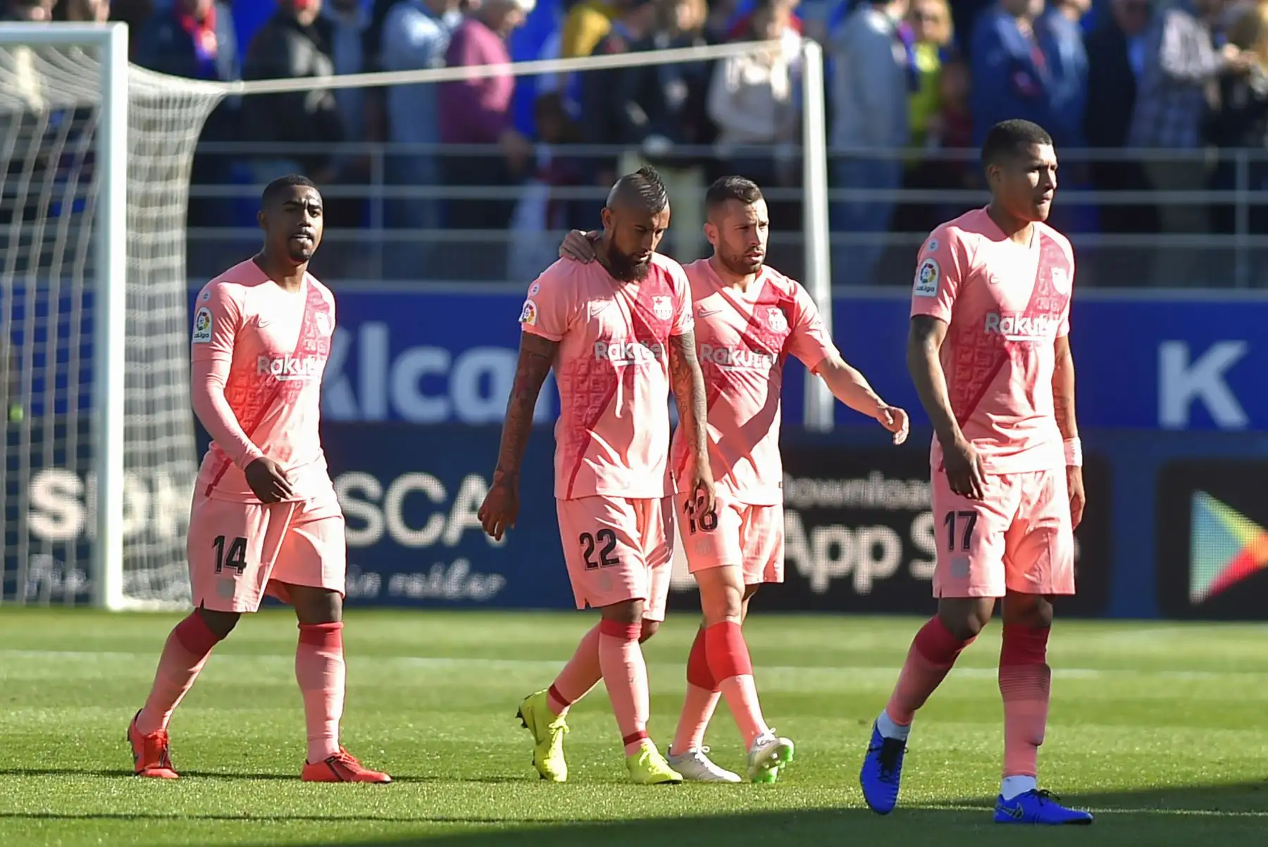 FromL) El mediocampista brasileño Malcom, el mediocampista chileno Arturo Vidal, el defensor español Jordi Alba y el defensor colombiano Jeison Murillo abandonan el campo después del partido de fútbol de la liga española entre el SD Huesca y el FC Barcelona.Foto:AFP