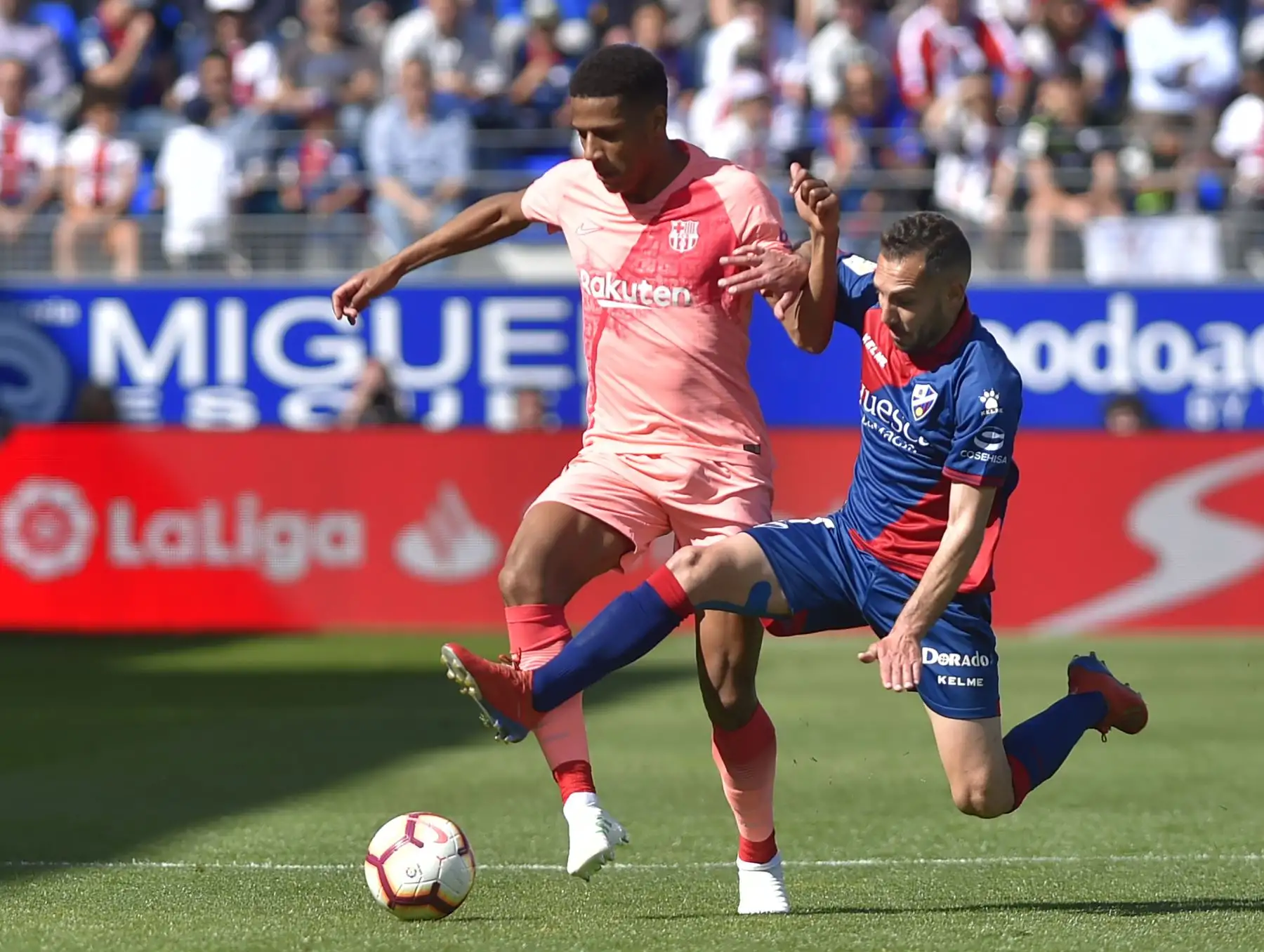 El defensa francés de arcelona, Jean-Clair Todibo (L) compite con el delantero español de SD Huesca, David Ferreiro, durante el partido de fútbol de la liga española entre SD Huesca y FC Barcelona.Foto:AFP