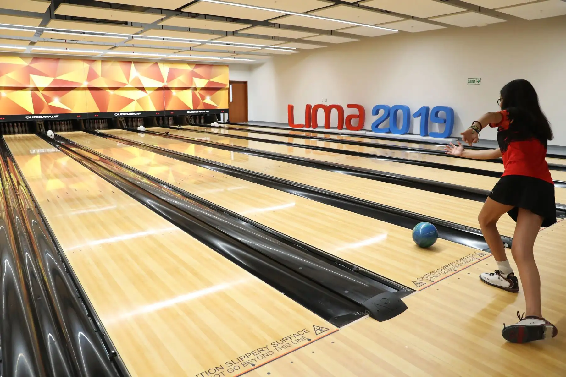 Moderno escenario cuenta con 24 pistas de última generación y recibirá a los mejores 64 jugadores de Bowling en los Juegos Panamericanos Lima 2019 . Foto: ANDINA/Melina Mejía