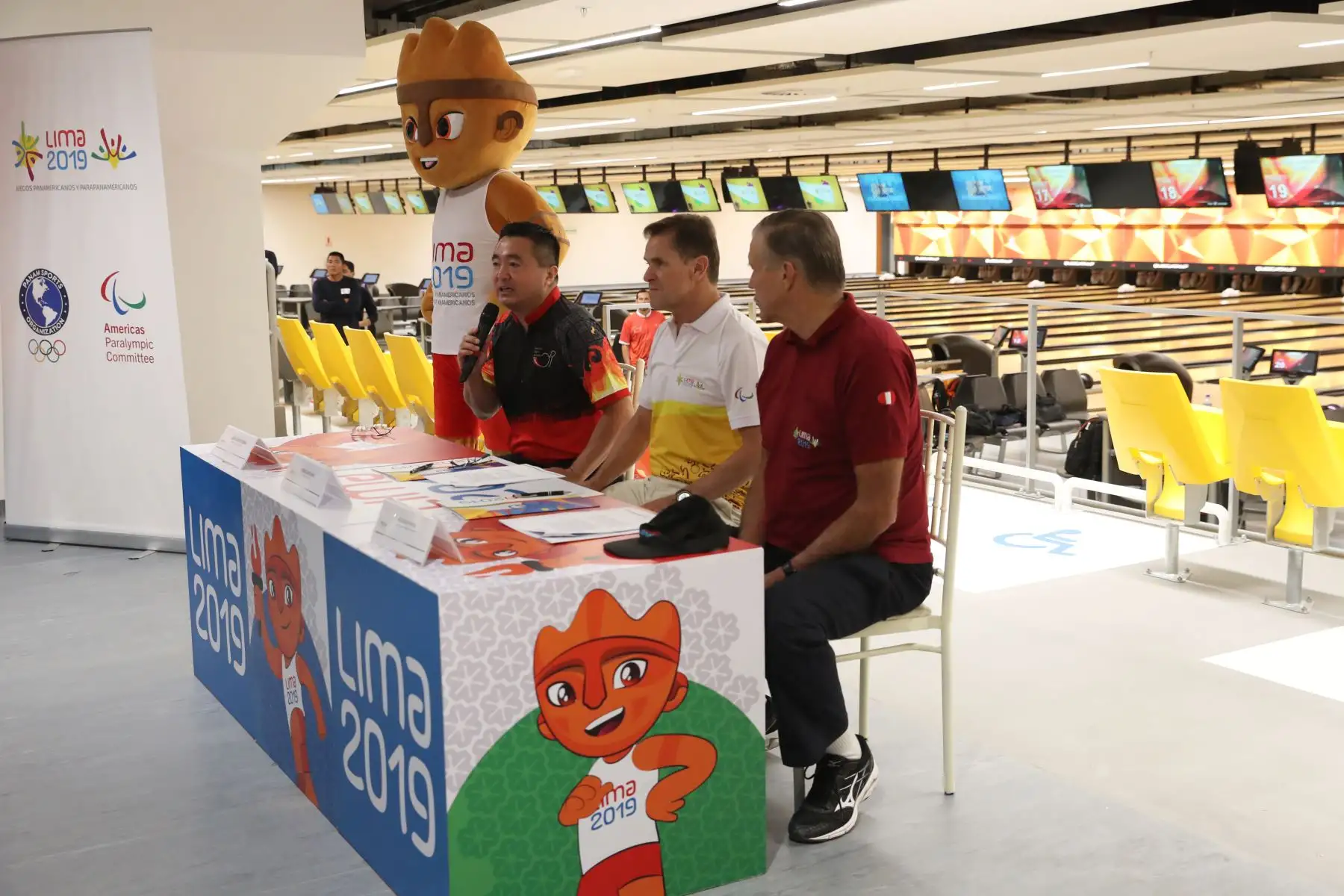 Carlos Neuhaus, Director Ejecutivo de Lima 2019 acompañado del titular de  la Federación Peruana de Bowling, Juan Carlos Yuzuriha y el ingeniero Wilhelm Funke. Foto: ANDINA/Melina Mejía