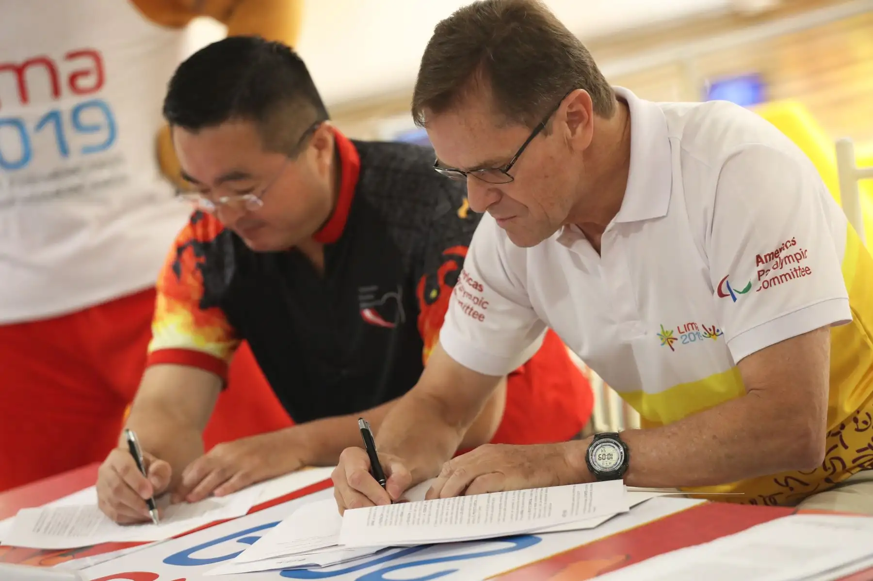 Carlos Neuhaus, Director Ejecutivo de Lima 2019 acompañado del titular de  la Federación Peruana de Bowling, Juan Carlos Yuzuriha firman la entrega del Bowling Center de la Videna. Foto: ANDINA/Melina Mejía