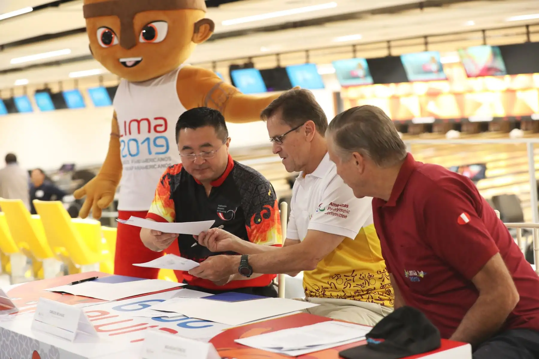 Carlos Neuhaus, Director Ejecutivo de Lima 2019 acompañado del titular de  la Federación Peruana de Bowling, Juan Carlos Yuzuriha firman la entrega del Bowling Center de la Videna. Foto: ANDINA/Melina Mejía