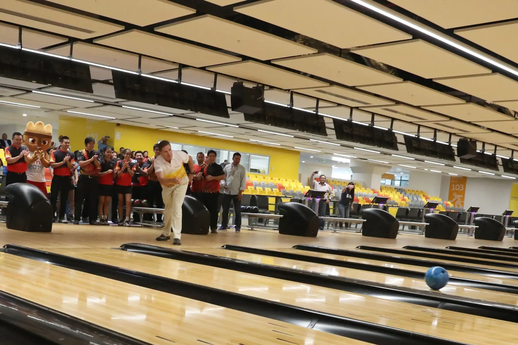 Carlos Neuhaus inaugura las pistas del Bowling Center. Foto: ANDINA/Melina Mejía