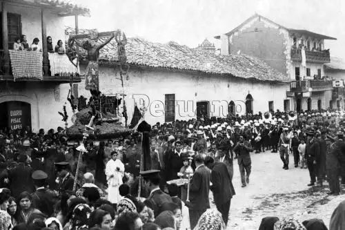 Celebración de la Semana Santa en Cusco. Foto del Señor de los Temblores que data de 1984.